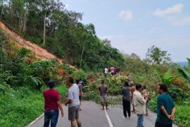 Pusdalops catat dua wilayah di Sumut dilanda tanah longsor