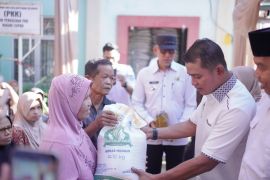 Pemkab Solok serahkan bantuan pangan kepada 2.197 KK