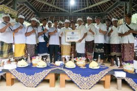 Bupati Badung serahkan Rp550 juta bantu perbaikan pura kena bencana