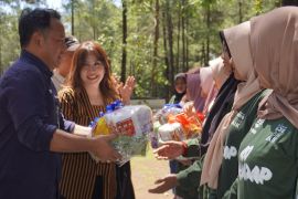 Srikandi Perhutani dan IIK Korwil Jatim salurkan paket sembako