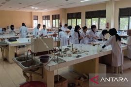 Unpatti Ambon tingkatkan kompetensi laboratorium lewat pelatihan mikroskop