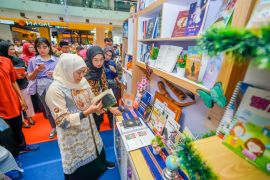 Khofifah ajak perkuat literasi demi SDM berdaya saing global