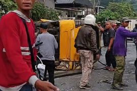 Brak! Truk Fuso Hantam Angkot Berisi Pelajar di Cipatat hingga Terguling