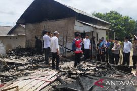 Pemkab Bangka Selatan bersama TNI-Polri bantu korban kebakaran di Desa Ranggas