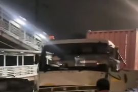Truk kontainer tabrak minibus di Daan Mogot Jakbar,  JPO sampai robek