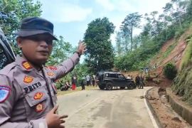 Jalur Selatan Garut Putus Total! Longsor Timbun Jalan di Bungbulang
