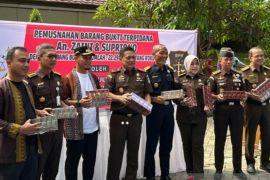 2,2 juta batang rokok ilegal dimusnahkan untuk dijadikan pupuk di Pekanbaru
