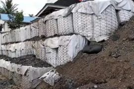 Penanganan Lereng Sungai Kuranji oleh Nindya Karya disebut sesuai kebutuhan darurat