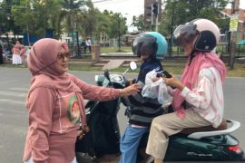 DWP Bone Bolango berbagi paket takjil dan sembako