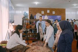 Selvi Ananda bersama Seruni KMP borong Batik Tulis Lasem binaan Semen Gresik
