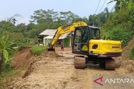 Akses ke Situs Gunung Padang Putus Akibat Longsor