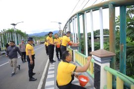 Polres Madiun kerja bakti dukung program Jembatan Merah Putih Presisi