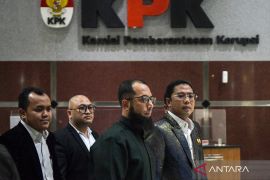 Khalid Basalamah tak tahu ada aliran kasus haji ke pejabat Kemenag