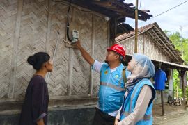 PLN UID Jateng "Berbagi Cahaya" muliakan masjid dan kaum dhuafa sambut Hari Kartini