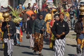 Tradisi ulur-ulur Telaga Buret Tulungagung