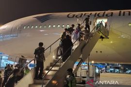 Pelayanan dan pengawasan optimal, pemeriksaan keimigrasian dan keberangkatan jamaah haji kloter 01 embarkasi Padang lancar