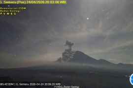Gunung Semeru erupsi luncuran awan panas sejauh 4,5 km