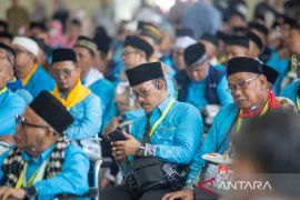 Jamaah calon haji Cirebon mulai diberangkatkan ke Tanah Suci