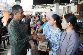 Pemkab Buleleng serahkan bantuan percepat turunkan stunting untuk ibu hamil dan balita