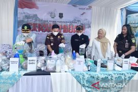 Kejari Bogor musnahkan 1 kg sabu hingga 12 senjata tajam