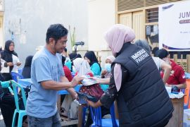 Jumat Peduli, Imigrasi Parepare dukung pelayanan kesehatan gratis