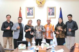 Heriyus terima penghargaan Bupati Peduli Radio 2026