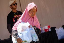 Pertamina salurkan 2.000 paket sembako melalui pasar murah di Balongan