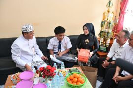 Wagub Jabar menjamin keberlanjutan sekolah Ihsan yang viral putus sekolah