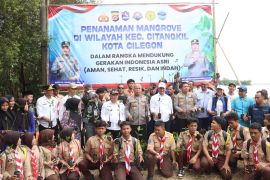 Cegah abrasi, Polda Banten tanam 1.000 mangrove di Cilegon