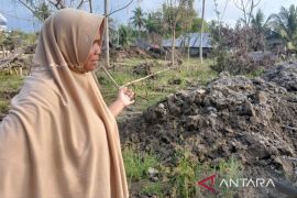 Bertahan di tanah leluhur, berdamai dengan lumpur