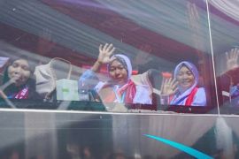Bupati Karawang lepas keberangkatan jamaah calon haji kloter 4