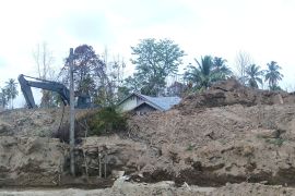 Bertahan di tanah leluhur, berdamai dengan lumpur