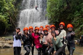 PLTU Banjarsari-FPTI Lahat kembangkan wisata 'waterfall rappelling' di Curug Perigi