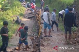 Pergerakan Tanah di Sukaresmi Cianjur: 4 Rumah Rusak, Belasan Warga Mengungsi