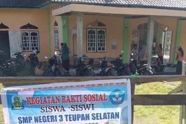 Peduli lingkungan, pelajar di Simeulue bersihkan masjid