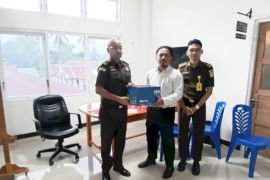 Polisi melimpahkan dua tersangka korupsi ke Kejaksaan Negeri Belu