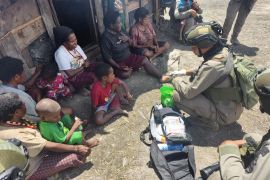Satgas Damai Cartenz lakukan layanan kesehatan bagi pengungsi di Puncak