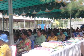 Pemkot Jayapura latih kaum ibu membuat aksesoris adat Port Numbay