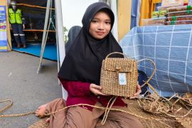 Murid SD di HSU raup cuan lewat anyaman eceng gondok