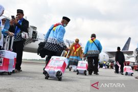 Sempat sakit, dua calon haji asal Lahat dan Palembang akhirnya terbang ke Tanah Suci