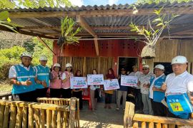 PLN dan Kementerian ESDM nyalakan bantuan listrik di Desa Saleman Maluku Tengah