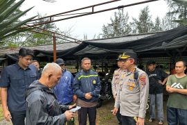 Tinjau lokasi terdampak cuaca buruk, Kapolresta Pangkalpinang salurkan bantuan ke warga