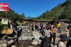 Polres Situbondo bangun jembatan Merah Putih bantu mobilitas warga