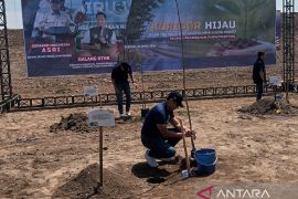 AHY menanam pohon Koridor Hijau ruas Tol Prambanan-Purwomartani Sleman
