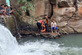 Tim SAR evakuasi anak tenggelam di Sungai Lotim