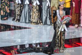 Momen haru Agnes Aditya Rahajeng angkat Piala Puteri Indonesia 2026 di JICC