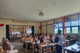 Giliran SMK N 1 Sungai Raya mendapatkan edukasi safety riding dari Asmo Kalbar