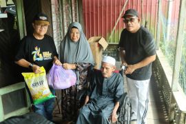 Bupati HSU serahkan kursi roda dan sembako bagi lansia