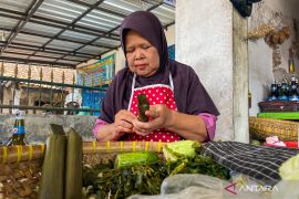 Pedasnya rujak khas Cirebon menghantarkan harapan pergi haji ke Tanah Suci