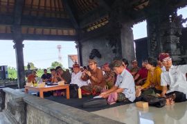 Buleleng minta desa adat kelola sampah dari sumber